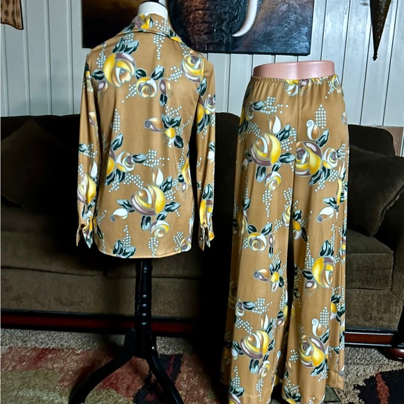 Neiman Marcus (Leslie J) •Medium • Brown/Yellow •Floral • 3 Piece •Blouse/Pants - Picture 11 of 16